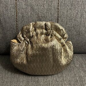 Elegant Gold Kisslock Women's Bag With Chain Strap